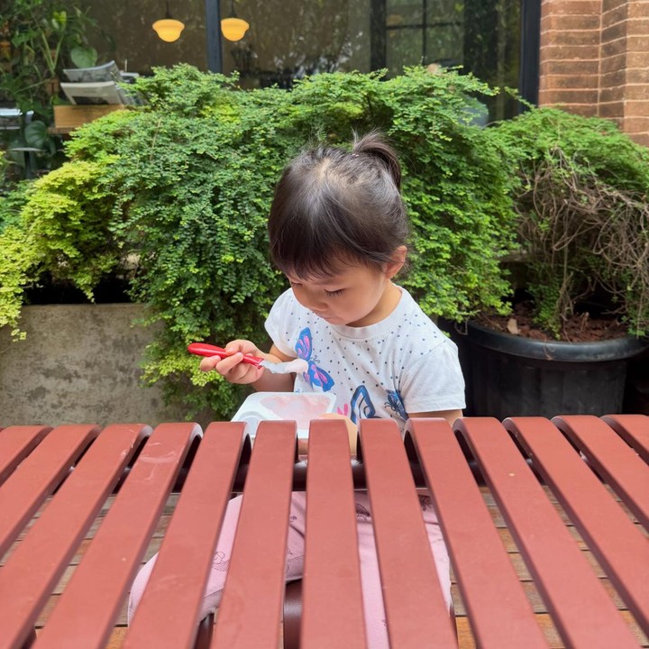 <p>Anak semata wayang Greysia Polii, Jessia, tumbuh menjadi anak yang aktif dan ceria. Di usia yang genap tiga tahun, Jessia mulai suka bereksplorasi melakukan berbagai aktivitas fisik, Bunda. (Foto: Instagram @greyspolii)</p>