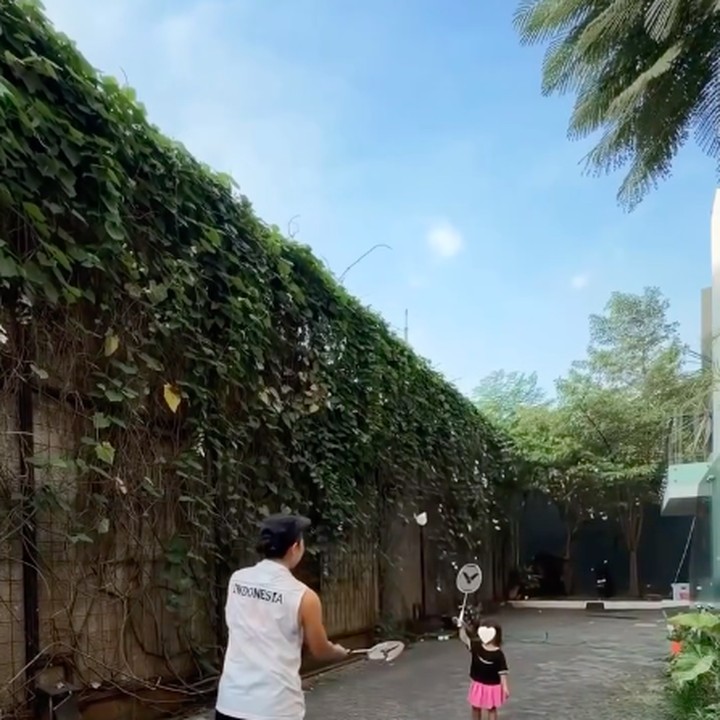 <p>Selain bermain sepeda, Greysia Polii juga mengenalkan banyak aktivitas fisik ke anaknya. Salah satunya adalah bermain bulu tangkis. Greysia tampaknya ingin mengenalkan olahraga yang pernah mengantarkannya meraih medali emas Olimpiade ini ke sang putri. (Foto: Instagram @greyspolii)</p>