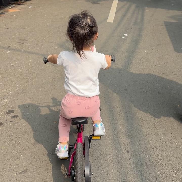 <p>Dalam potret yang dibagikan di Instagram, Greysia menunjukkan senyum bahagia Jessia saat bermain sepeda di area Bundaran Hotel Indonesia (HI) belum lama ini. "Biasanya hanya depan rumah, dan doi selalu minta sepedaan di jalan raya," ungkap Greysia. (Foto: Instagram @greyspolii)</p>