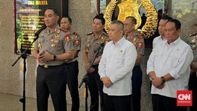 Kapolri Suyudi Ario Seto dan Menteri Perhubungan Dudy Purwagandhi menggelar jumpa pers di Mabes Polri, Jakarta , Rabu (21/10).