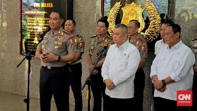 Kapolri Suyudi Ario Seto dan Menteri Perhubungan Dudy Purwagandhi menggelar jumpa pers di Mabes Polri, Jakarta , Rabu (21/10).