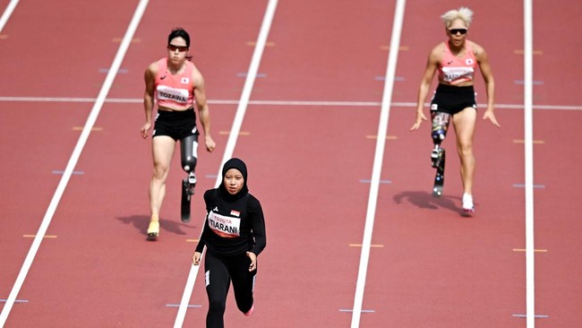 Pelari para Indonesia Karisma Evi Tiarani (tengah) beradu cepat pada final 100 meter T63 Asian Para Games 2026 di Stadion Paloma Mizuho, Nagoya, Aichi, Jepang, Rabu (21/10/2026). Tiarani berhasil meraih medali emas usai finis pada urutan pertama deng