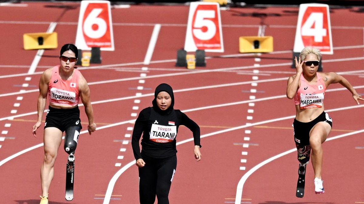 Pelari para Indonesia Karisma Evi Tiarani (tengah) beradu cepat pada final 100 meter T63 Asian Para Games 2026 di Stadion Paloma Mizuho, Nagoya, Aichi, Jepang, Rabu (21/10/2026). Tiarani berhasil meraih medali emas usai finis pada urutan pertama deng