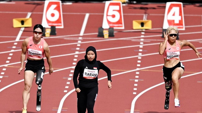 Pelari para Indonesia Karisma Evi Tiarani (tengah) beradu cepat pada final 100 meter T63 Asian Para Games 2026 di Stadion Paloma Mizuho, Nagoya, Aichi, Jepang, Rabu (21/10/2026). Tiarani berhasil meraih medali emas usai finis pada urutan pertama deng