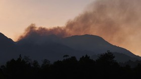 Kebakaran hutan di lereng Gunung Lawu meluas, mencapai 490 hektare. Tim pemadam berupaya mencegah api mendekati mata air dan pemukiman warga.
