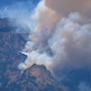 Asap membubung dari lokasi kebakaran hutan di Gunung Sumbing wilayah Garung, Kalikajar, Wonosobo, Jawa Tengah, Selasa (20/10/2026). BPBD setempat menyatakan kebakaran hutan di Gunung Sumbing diketahui pada Senin (19/10/2026) sekitar pukul 15.00 WIB d