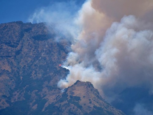 Asap membubung dari lokasi kebakaran hutan di Gunung Sumbing wilayah Garung, Kalikajar, Wonosobo, Jawa Tengah, Selasa (20/10/2026). BPBD setempat menyatakan kebakaran hutan di Gunung Sumbing diketahui pada Senin (19/10/2026) sekitar pukul 15.00 WIB d