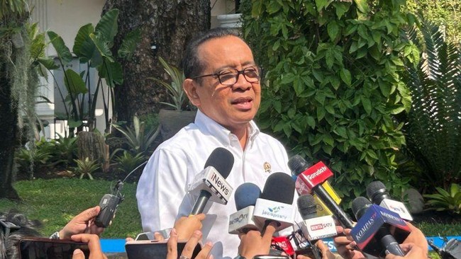 Ketua Dewan Pertimbangan Presiden (Watimpres) Pratikno memberikan keterangan media di Kompleks Istana Kepresidenan, Jakarta, Rabu (21/10/2026). (ANTARA/Maria Cicilia Galuh)