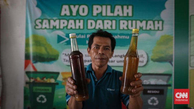 Warga RW 01 Karet Kuningan, Setiabudi, Jakarta Selatan, mengolah sampah plastik dan styrofoam menjadi bahan bakar bensin dan solar di Bank Sampah RW 01, Rabu (21/10). Program mandiri itu dikembangkan pengurus RW. (CNN Indonesia/Adhi Wicaksono)
