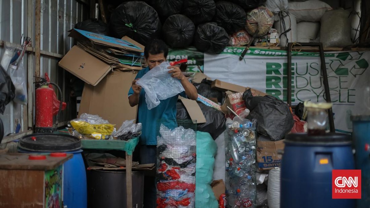 Warga RW 01 Karet Kuningan, Setiabudi, Jakarta Selatan, mengolah sampah plastik dan styrofoam menjadi bahan bakar bensin dan solar di Bank Sampah RW 01, Rabu (21/10). Program mandiri itu dikembangkan pengurus RW. (CNN Indonesia/Adhi Wicaksono)