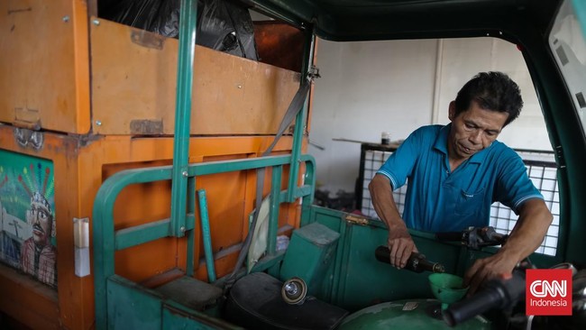 Warga RW 01 Karet Kuningan, Setiabudi, Jakarta Selatan, mengolah sampah plastik dan styrofoam menjadi bahan bakar bensin dan solar di Bank Sampah RW 01, Rabu (21/10). Program mandiri itu dikembangkan pengurus RW. (CNN Indonesia/Adhi Wicaksono)
