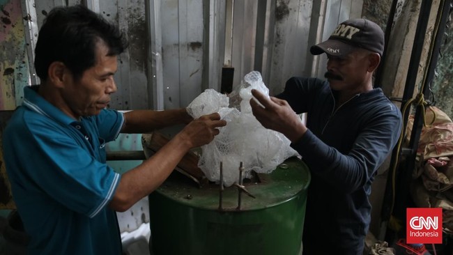 Warga RW 01 Karet Kuningan, Setiabudi, Jakarta Selatan, mengolah sampah plastik dan styrofoam menjadi bahan bakar bensin dan solar di Bank Sampah RW 01, Rabu (21/10). Program mandiri itu dikembangkan pengurus RW. (CNN Indonesia/Adhi Wicaksono)
