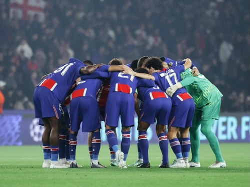 PSG kukuh di puncak klasemen usai gilas Barcelona 4-2.
