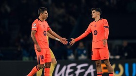 Barcelona menelan kekalahan pertama musim ini usai digebuk PSG 2-4.