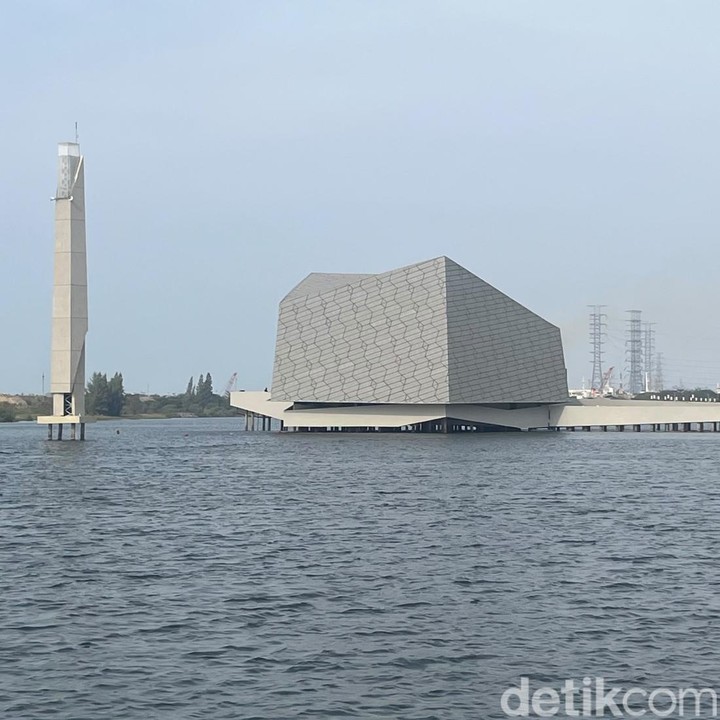 <p>Berlokasi di Pantai Pasir Putih Ancol, Jakarta Utara, masjid ini memiliki desain unik yang terinspirasi dari bentuk bahtera kapal. Arsitekturnya yang berdiri di atas perairan menghadirkan suasana berbeda saat Bunda berkunjung.&nbsp;(Foto: Ilda Agustin Amirah Rabbani/detikcom)</p>