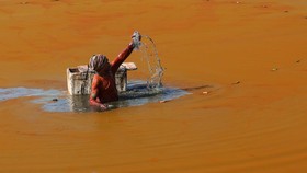 Nelayan menangkap ikan di Danau Mawang yang dipenuhi alga di Kabupaten Gowa, Sulawesi Selatan, Rabu (21/10/2026).