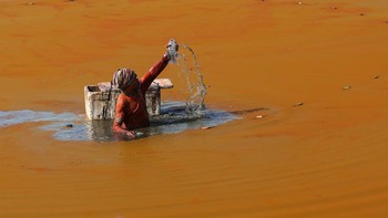 Nelayan menangkap ikan di Danau Mawang yang dipenuhi alga di Kabupaten Gowa, Sulawesi Selatan, Rabu (21/10/2026).