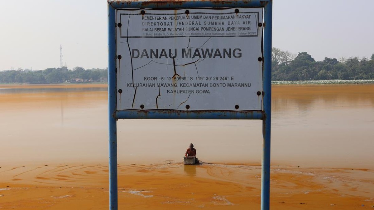 Nelayan mencari ikan di Danau Mawang yang dipenuhi alga di Kabupaten Gowa, Sulawesi Selatan, Rabu (21/10/2026).