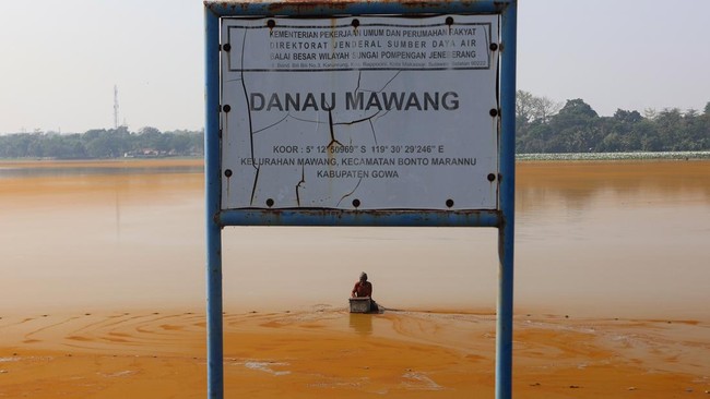 Nelayan mencari ikan di Danau Mawang yang dipenuhi alga di Kabupaten Gowa, Sulawesi Selatan, Rabu (21/10/2026).