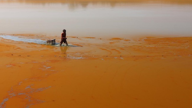 Nelayan mencari ikan di Danau Mawang yang dipenuhi alga di Kabupaten Gowa, Sulawesi Selatan, Rabu (21/10/2026).