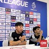 Shin Tae Yong dan Victor Dethan dalam sesi konferensi pers setelah pertandingan melawan Arema FC.