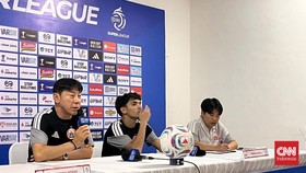 Shin Tae Yong dan Victor Dethan dalam sesi konferensi pers setelah pertandingan melawan Arema FC.