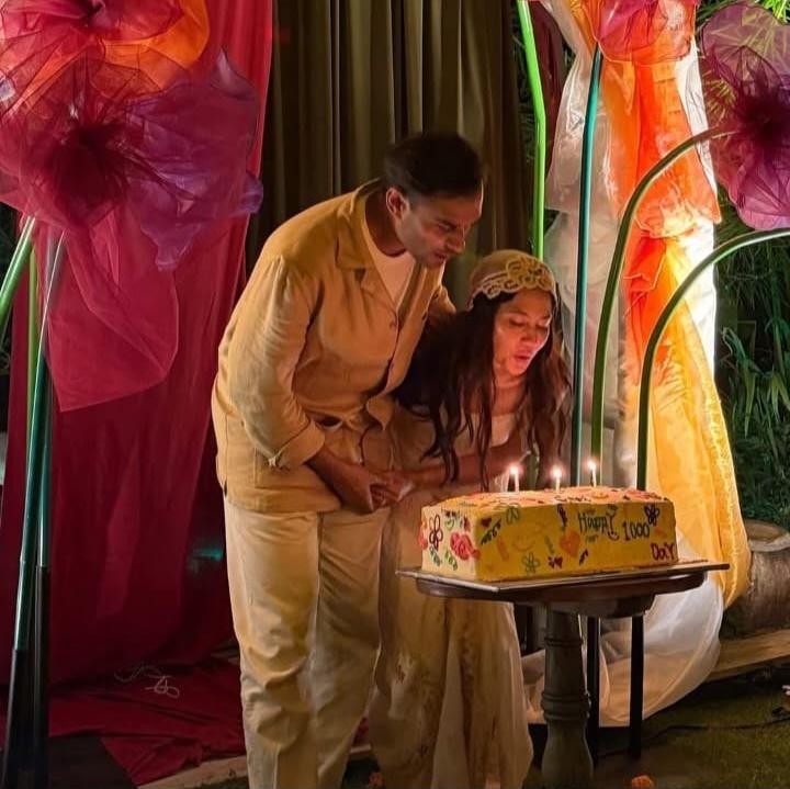 <p>Dalam salah satu potret, Pevita dan Mirzan terlihat kompak meniup lilin di atas kue perayaan. Pasangan ini juga tampil serasi mengenakan busana putih yang memberikan kesan sederhana sekaligus elegan.&nbsp;(Foto: Instagram @pevpearce)</p>