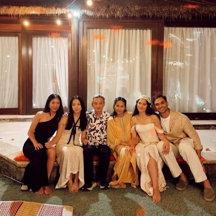 <p>Perayaan istimewa itu dihadiri orang-orang terdekat, mulai dari keluarga hingga sahabat. Momen ini diketahui melalui sejumlah foto dan video yang dibagikan ulang oleh Pevita lewat akun Instagram pribadinya.&nbsp;(Foto: Instagram @pevpearce)</p>