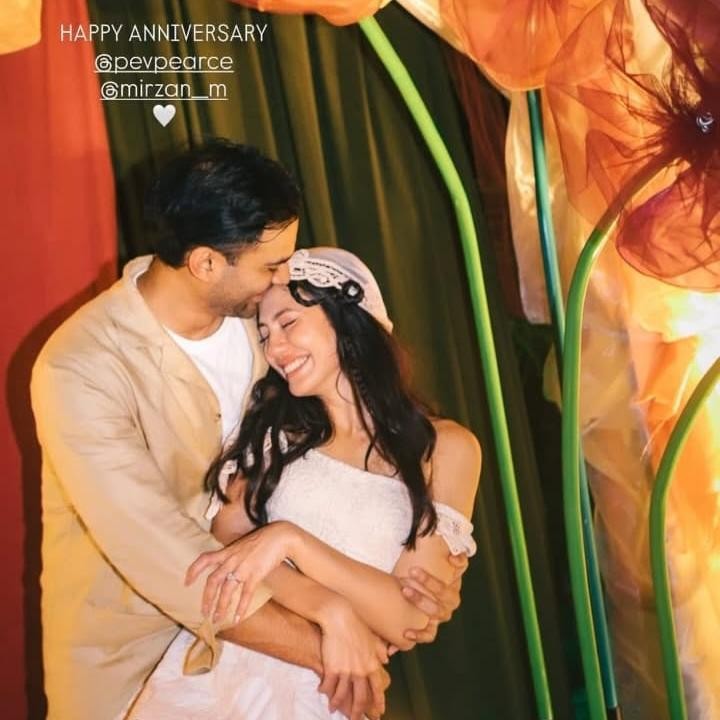 <p>Tak hanya itu, para sahabat turut membagikan potret kebersamaan mereka dengan pasangan tersebut, disertai ucapan selamat. "Beberapa momen terlalu indah untuk dilupakan. <em>Happy anniversary,</em> sayang <em>@pevpearce @mirzan__m,</em>" tulis akun <em>@noni.apr****. &ldquo;Happy anniversary @pevpearce @mirzan__m</em>,&rdquo; tulis akun <em>@hashyatal****.</em> (Foto: Instagram @pevpearce)</p>