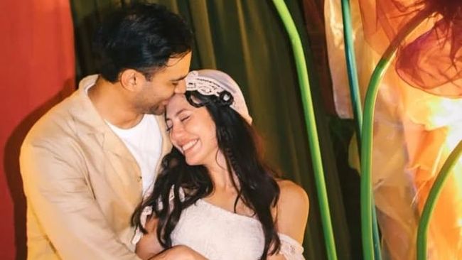 Potret Pevita Pearce dan Suami Malaysia Rayakan Ultah Pernikahan ke-2