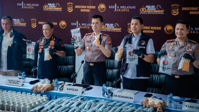 Ditresnarkoba Polda Metro Jaya membongkar dua pabrik obat keras ilegal jenis Tramadol dan Triheksifenidil di wilayah Kabupaten Sukoharjo, Jawa Tengah. Dalam kasus ini, polisi turut menangkap 16 orang tersangka.