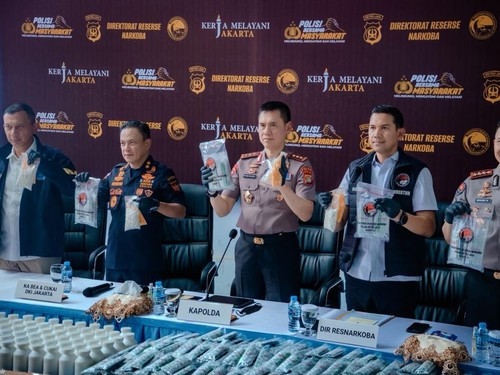 Ditresnarkoba Polda Metro Jaya membongkar dua pabrik obat keras ilegal jenis Tramadol dan Triheksifenidil di wilayah Kabupaten Sukoharjo, Jawa Tengah. Dalam kasus ini, polisi turut menangkap 16 orang tersangka.