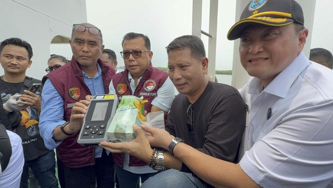 Tim gabungan Bareskrim Polri, BNN, dan Bea Cukai mencegat kapal bermuatan 1 ton ketamine di Belawan.