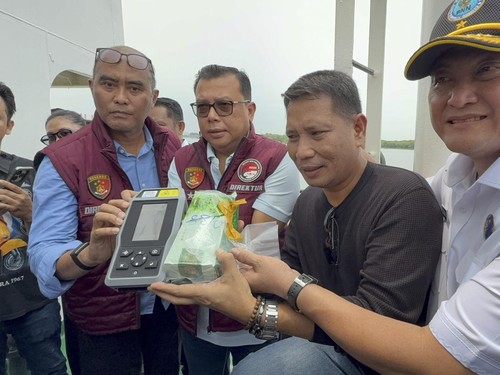Tim gabungan Bareskrim Polri, BNN, dan Bea Cukai mencegat kapal bermuatan 1 ton ketamine di Belawan.