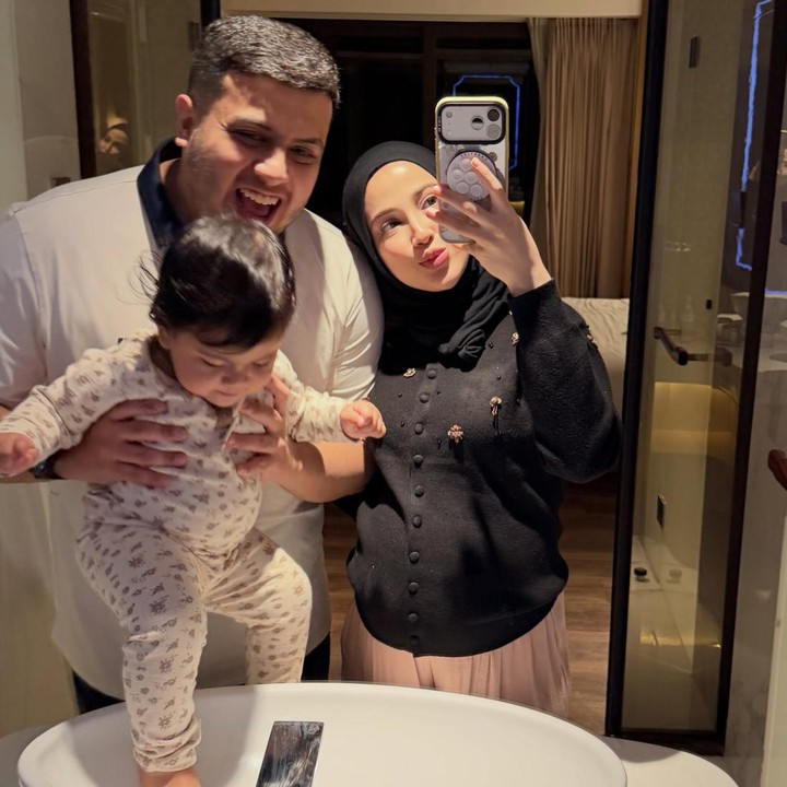 <p>Potret terakhir memperlihatkan keintiman dan keharmonisan keluarga Miskah Shafa mendampingi tumbuh kembang anak pertama sekaligus bersiap menyambut kehadiran anak kedua mereka."Potret kecil kebersamaan keluarga kami," tulis Miska. Miskah dan dr Yislam menikah pada&nbsp;19 Oktober 2024 dan menyambut kelahiran Aisha pada&nbsp;28 Juli 2025. Foto: Instagram @aishajaidiii</p>
