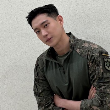 Kim Young Dae Bagikan Kabar Terbaru di Militer dengan Pesona Maskulin
