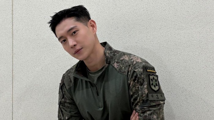 Kim Young Dae Bagikan Kabar Terbaru di Militer dengan Pesona Maskulin