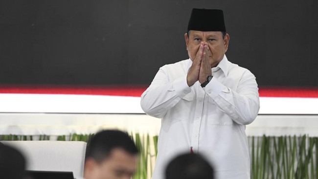 Presiden Prabowo Subianto bersiap memimpin Sidang Kabinet Paripurna di Istana Kepresidenan, Jakarta, Rabu (21/10/2026). Sidang tersebut untuk membahas berbagai isu strategis yang berkembang dan evaluasi program kerja pemerintah serta menandai dua tah