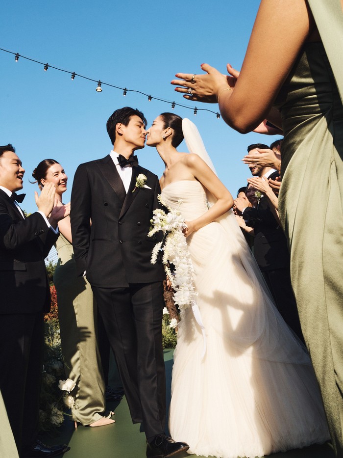 Pernikahan Sam Kim dan Ejae berlansung secara meriah di Seoul, Beauties. Ejae bahkan mengundang teman sesama pengisi suara 'K-Pop Demon Hunter' yakni Audrey Nuna, Rei Ami, dan Andrew Choi untuk menyaksikan hari bahagianya./ Foto: instagram.com/ejae_k