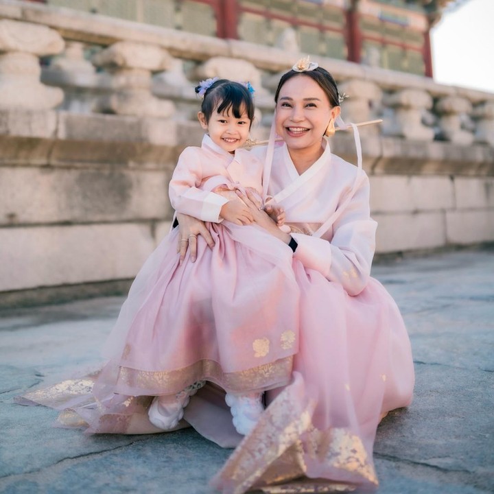 <p>Rossa dan Raina kompak mengenakan baju Hanbok berwarna merah muda. Selain memakai Hanbok, Rossa juga tampil cantik mengenakan hiasan kepala khas putri kerajaan Korea Selatan. (Foto: Instagram @itsrossa910)</p>