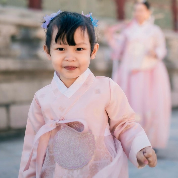 <p>Perjalanan ke Seoul, Korea Selatan ini tampaknya meninggalkan kesan mendalam bagi Rossa. Pasalnya, liburan ke Negeri Ginseng kali ini merupakan <em>trip</em> pertamanya bersama sang putri Raina. "<em>Raina&rsquo;s Seoul 1st trip</em>," ungkap Rossa dalam unggahan yang lain. (Foto: Instagram @itsrossa910)</p>