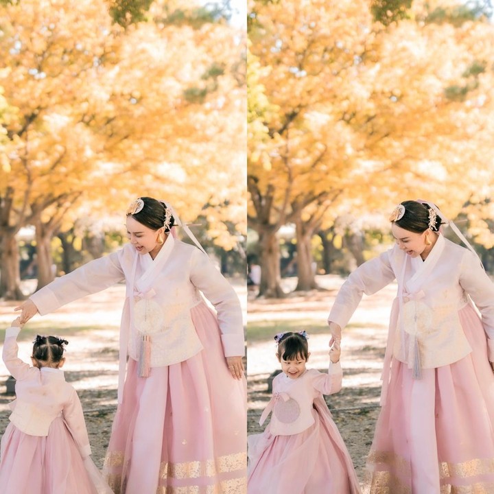 <p>Sejak mengenalkan putrinya Raina ke publik, Rossa mulai sering mem-<em>posting</em> momen kebersamaan dengan sang putri. Di tengah kesibukannya bermusik, Rossa&nbsp;memang selalu menyempatkan diri untuk <em>quality time</em> dengan Raina. Di beberapa kesempatan, Rossa bahkan sering mengajak sang putri menemaninya saat bekerja. (Foto: Instagram @itsrossa910)</p>