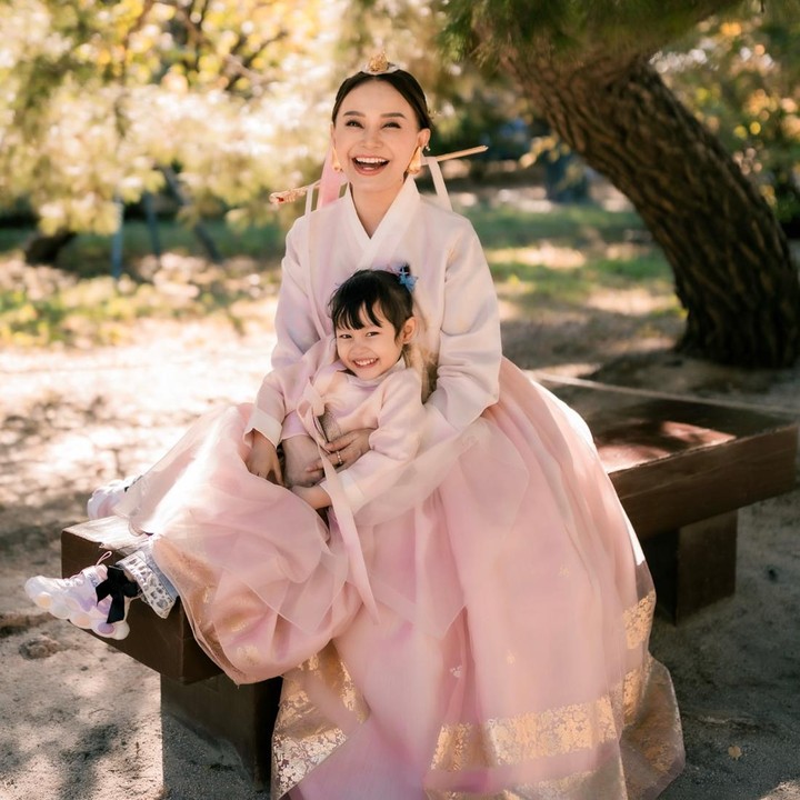 <p>Selama di Korea, Rossa menyempatkan diri untuk mengunjungi tempat wisata rumah tradisional. Di tempat ini, Rossa dan sang putri mencoba pengalaman unik, yakni mengenakan pakaian tradisional Hanbok. (Foto: Instagram @itsrossa910)</p>