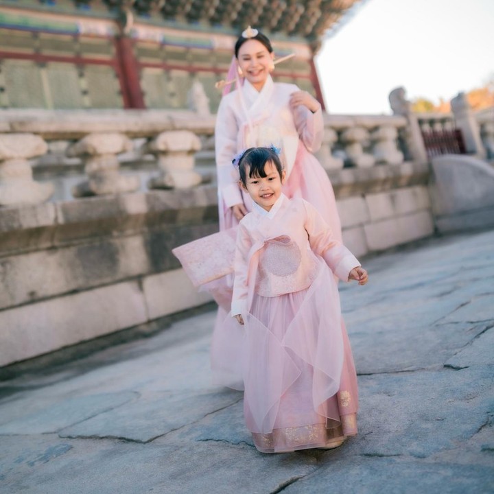 <p>Potret kekompakan Rossa dan putrinya Raina ini banyak menuai komentar positif dari netizen. Beberapa di antaranya memuji paras Raina yang menggemaskan dan cantik mirip sang Bunda. "Cantiknya dua dua," tulis akun @na***. "Gemesss banget," ungkap @ja***. "Cantik banget... Ibu dan anak..," kata akun @ir***. (Foto: Instagram @itsrossa910)</p>