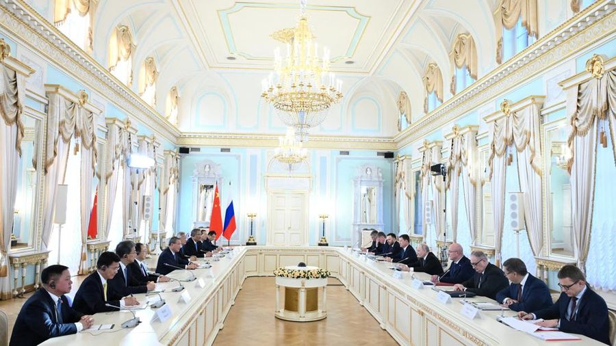 RUSSIA-CHINA/ Russian President Vladimir Putin and Chinese Premier Li Qiang lead talks between their delegations in Saint Petersburg, Russia, October 21, 2026. Sputnik/Kristina Solovyova/Pool via REUTERS ATTENTION EDITORS - THIS IMAGE WAS PROVIDED BY A THIRD PARTY