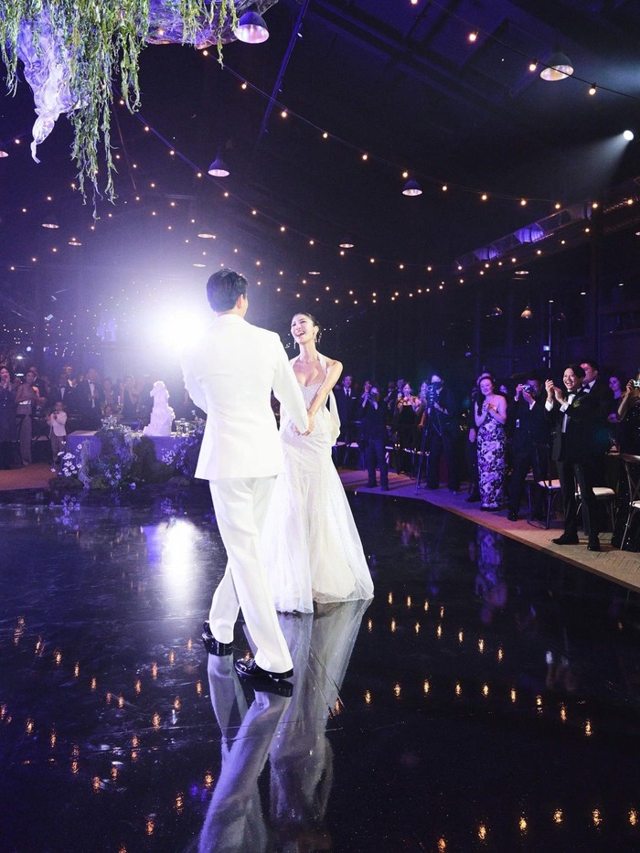 Pasangan musisi tersebut membawakan lagu duet bersama dalam panggung after party pernikahan dengan mengenakan pakaian pengantin bewarna putih bersih senada yang dirancang oleh Danielle Frankel/ Foto: instagram.com/ejae_k