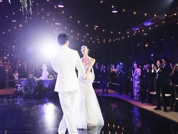 Pasangan musisi tersebut membawakan lagu duet bersama dalam panggung after party pernikahan dengan mengenakan pakaian pengantin bewarna putih bersih senada yang dirancang oleh Danielle Frankel/ Foto: instagram.com/ejae_k
