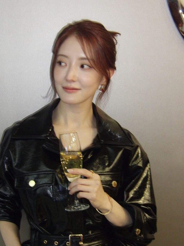 Secara kebetulan, gaya badass Lee Se Young dalam acara peluncuran mobil baru Mercedes Benz ini sangat selaras dengan citra karakter barunya sebagai villain di drama mendatang 'The Remarried Empress'./ Foto: instagram.com/seyoung_10