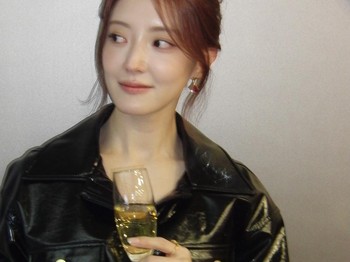Secara kebetulan, gaya badass Lee Se Young dalam acara peluncuran mobil baru Mercedes Benz ini sangat selaras dengan citra karakter barunya sebagai villain di drama mendatang 'The Remarried Empress'./ Foto: instagram.com/seyoung_10