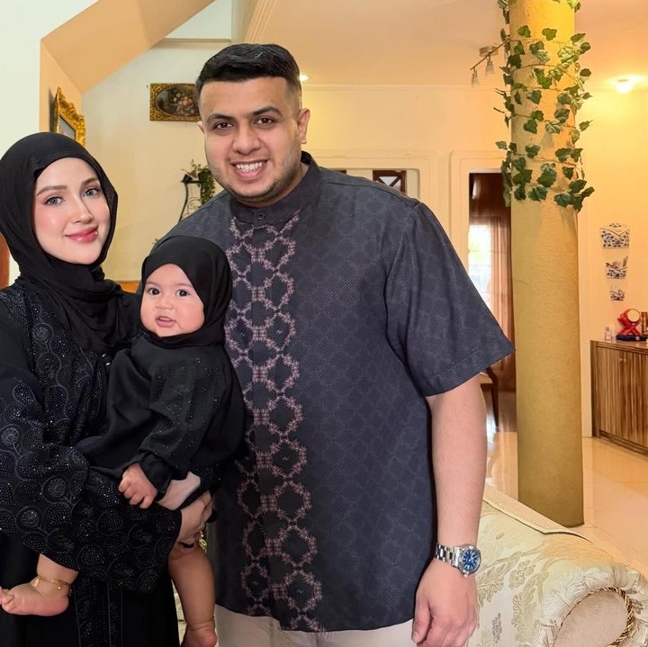 <p>Miskah Shaf selebgram dengan 3,2 M followers sekaligus kakak ipar dari Fadil Jaidi benar-benar tengah menikmati masa kehamilannya bersama dua orang terkasih, suami dan putri pertamanya yakni dr Yislam Jaidi dan Aisha. (Foto:@aishajaidiii)</p>